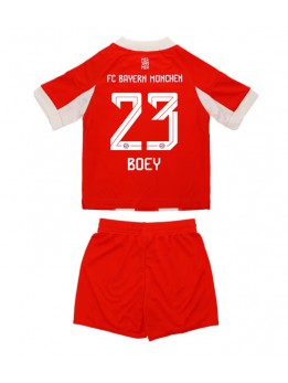 Billige Bayern Munich Sacha Boey #23 Hjemmedraktsett Barn 2025-26 Kortermet (+ Korte bukser)